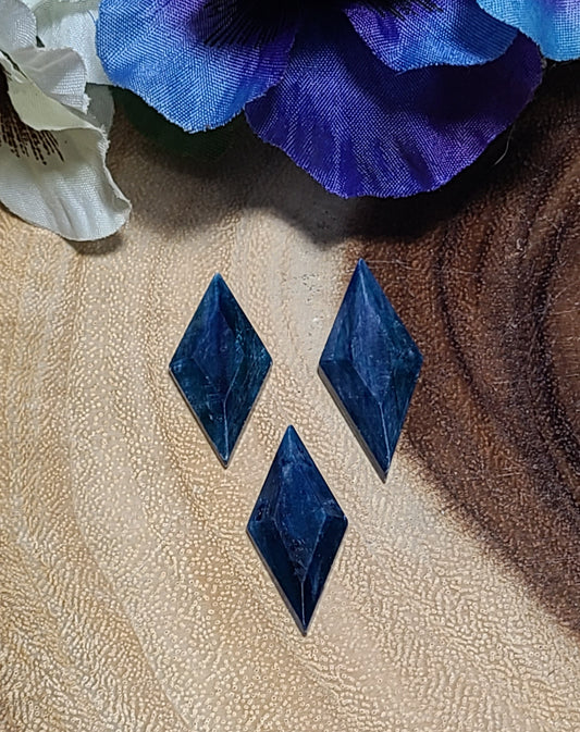 Blue Kyanite Diamond-cut Faceted Cabochons / Flatbacks